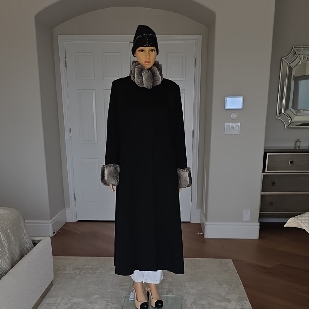 Elegant Black Cashmere coat with Genuine Chinchilla fur trim